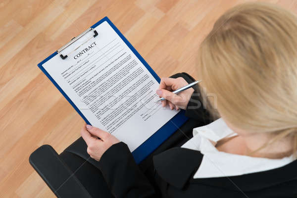 Geschäftsfrau Unterzeichnung Vertrag Papier Ansicht Stock foto © AndreyPopov