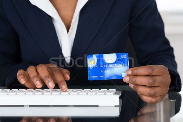Stock fotó: Személyek · kéz · tart · hitelkártya · gépel · billentyűzet
