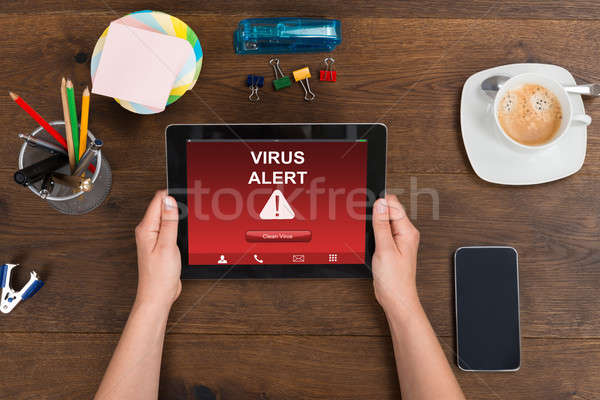 Person halten digitalen Tablet Virus Benachrichtigung Stock foto © AndreyPopov