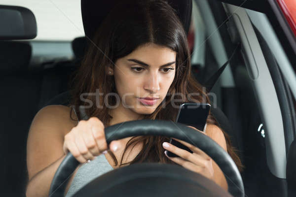 Nő bent autó tart mobiltelefon fiatal nő Stock fotó © AndreyPopov