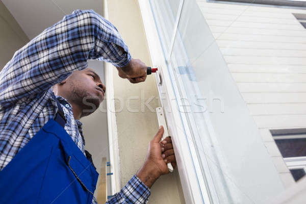 Ezermester egyenruha megjavít üveg ablak fiatal Stock fotó © AndreyPopov