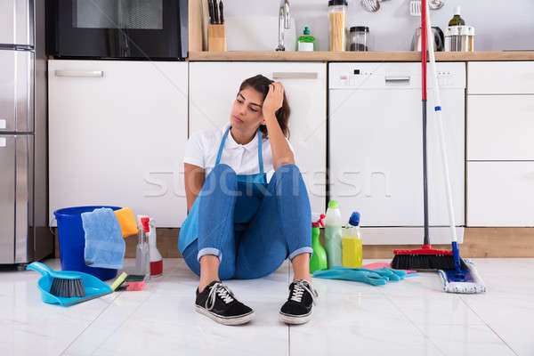 Foto d'archivio: Seduta · cucina · piano · frustrato · guardando