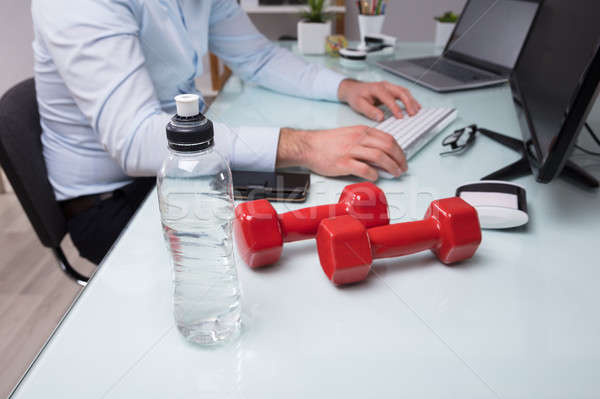 Une bouteille d'eau rouge homme d'affaires travail Photo stock © AndreyPopov