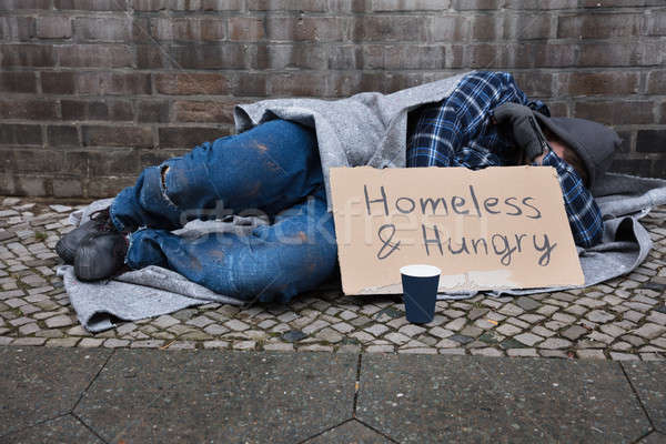 Masculin cersetor stradă fără adăpost flamand text Imagine de stoc © AndreyPopov