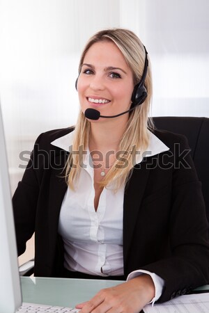 Foto stock: Sonriendo · recepcionista · call · center · trabajador · sesión · escribiendo