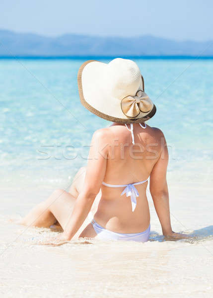 [[stock_photo]]: Femme · océan · vue · plage · vue · arrière