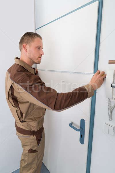 Foto stock: Carpintero · toma · medición · puerta · jóvenes · masculina