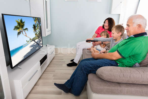 Dziadkowie wnuki oglądanie telewizji wraz dziadkowie dzieci Zdjęcia stock © AndreyPopov