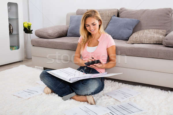 Foto stock: Feliz · mujer · factura · jóvenes · mujer · sonriente · sesión