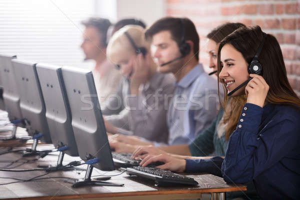 Femenino cliente servicios agente centro de llamadas positivo Foto stock © AndreyPopov