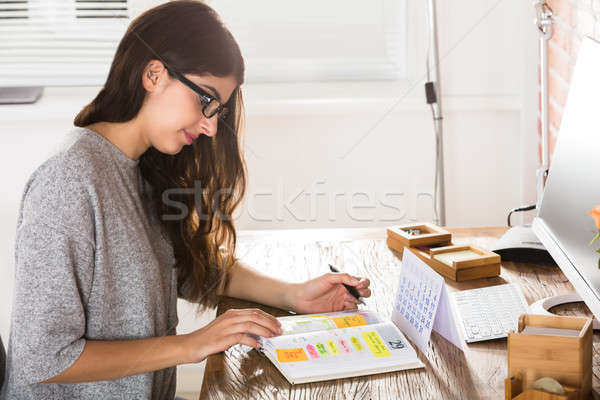 [[stock_photo]]: Femme · d'affaires · écrit · calendrier · journal · jeunes · calendrier