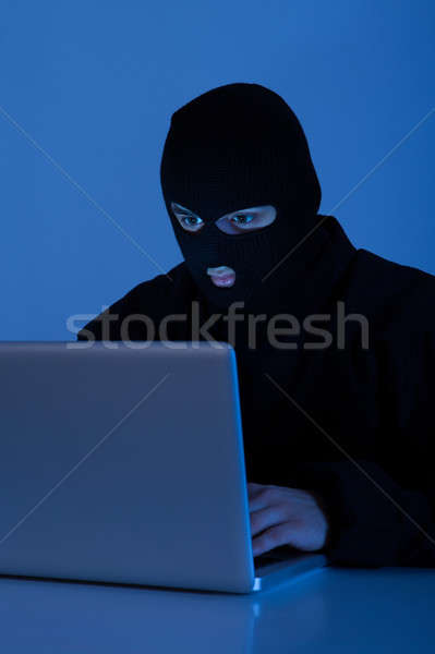 Bűnöző laptopot használ kapa online számla asztal Stock fotó © AndreyPopov