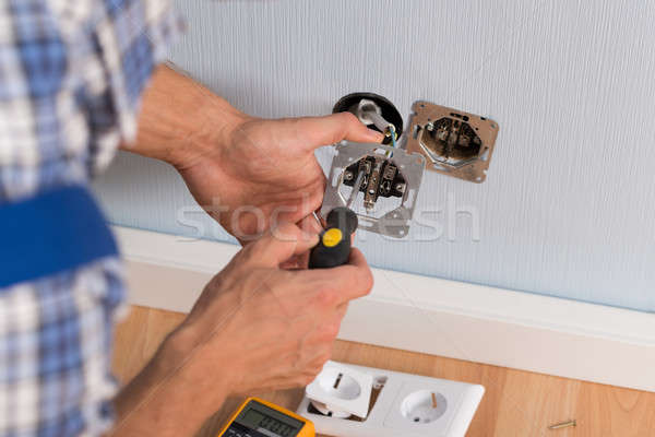 Eletricista mãos parede soquete Foto stock © AndreyPopov
