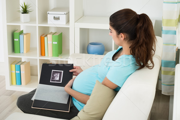 Stockfoto: Zwangere · vrouw · naar · ultrageluid · scannen · sofa · zijaanzicht