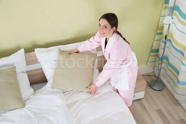 Stock foto: Weiblichen · Haushälterin · Bett · jungen · Zimmer · Frau
