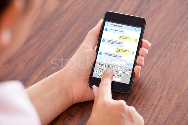 Nő gépel szöveges üzenet telefon közelkép mobiltelefon Stock fotó © AndreyPopov