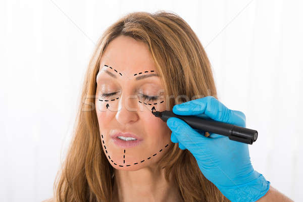 Chirurgien dessin correction lignes visage de femme Photo stock © AndreyPopov