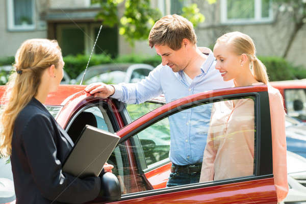 ストックフォト: カップル · 見える · 新しい車 · 立って · 新しい