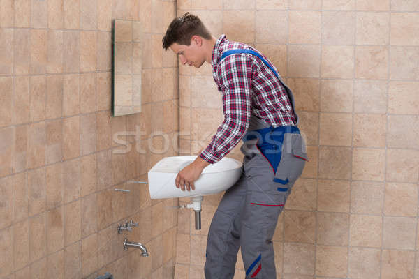 Stockfoto: Mannelijke · loodgieter · wastafel · badkamer · zijaanzicht