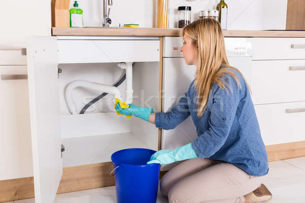 Frau Sammeln Wasser Eimer Küchenspüle Stock foto © AndreyPopov