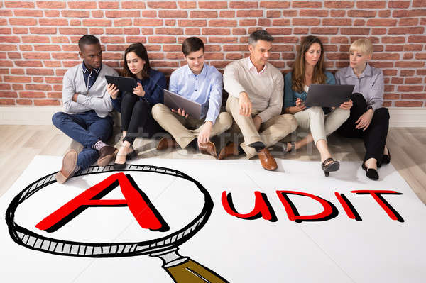 [[stock_photo]]: Personnes · regarder · audit · fraude · enquête · étage