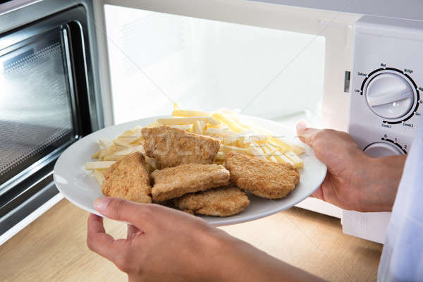 Persona calefacción frito alimentos microonda horno Foto stock © AndreyPopov