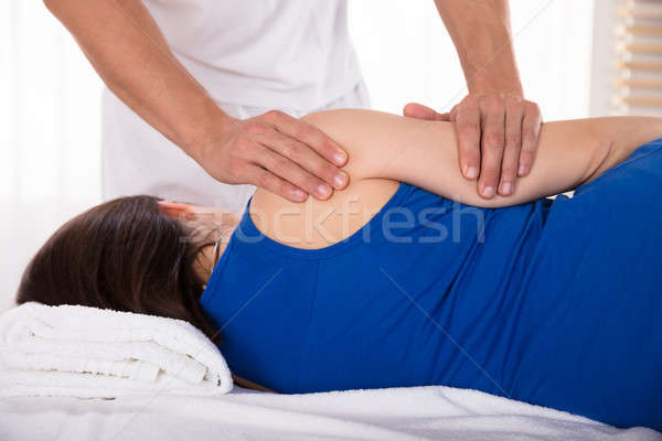 Widok z tyłu kobieta masażu bed spa człowiek Zdjęcia stock © AndreyPopov