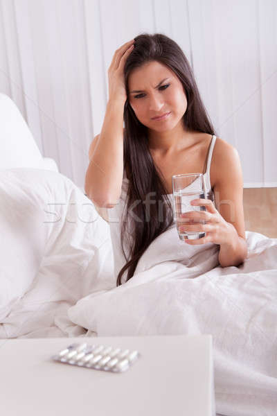 Frau Migräne Kopfschmerzen up Bett halten Stock foto © AndreyPopov