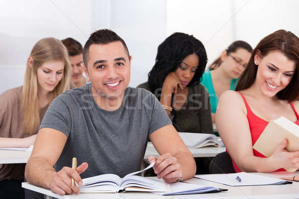 Stock foto: Porträt · männlich · Sitzung · Schreibtisch · Klassenkameraden