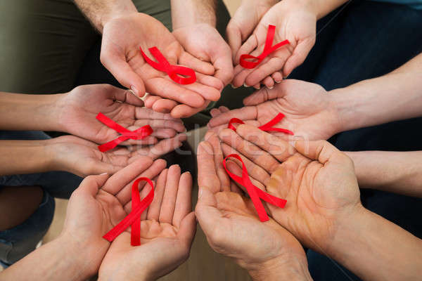 Oameni SIDA panglică roşu Imagine de stoc © AndreyPopov