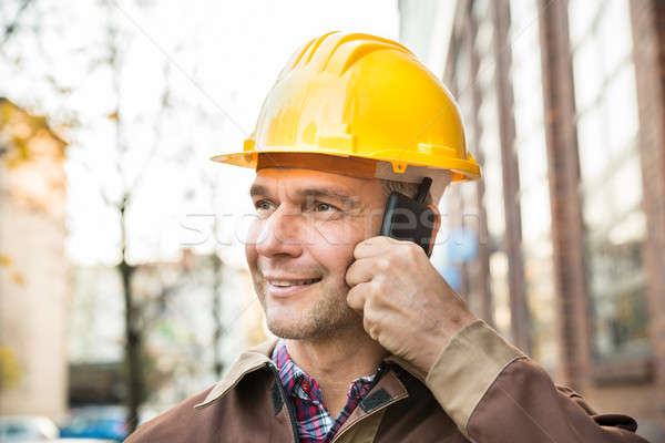 építész visel munkavédelmi sisak beszél adóvevő közelkép Stock fotó © AndreyPopov