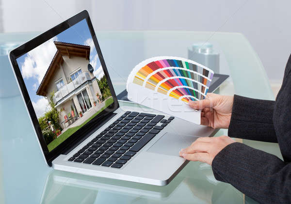 Foto Editor Farbe mit Laptop Bild halten Stock foto © AndreyPopov