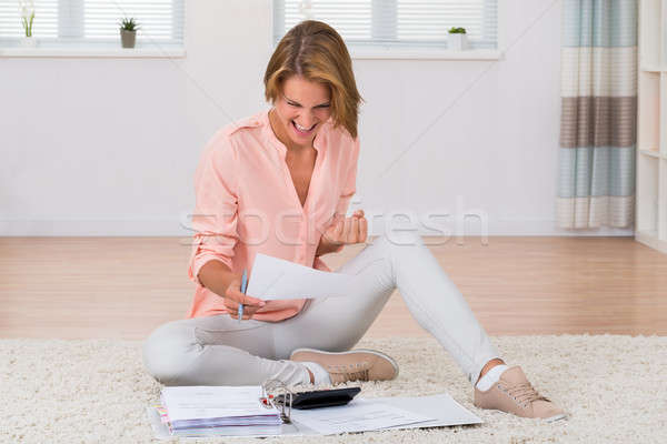 Mulher calculadora jovem feliz casa feminino Foto stock © AndreyPopov