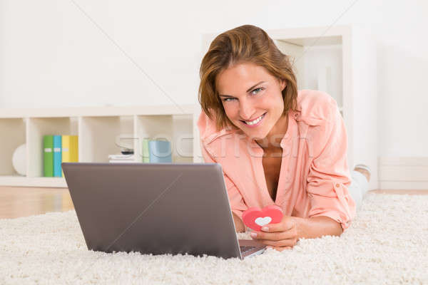 Kadın çevrimiçi kalma dizüstü bilgisayar genç mutlu Stok fotoğraf © AndreyPopov