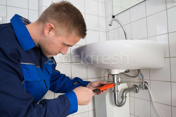 Stockfoto: Mannelijke · loodgieter · wastafel · badkamer · jonge