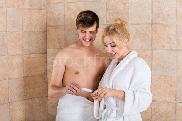 Couple sur résultats test de grossesse souriant Photo stock © AndreyPopov