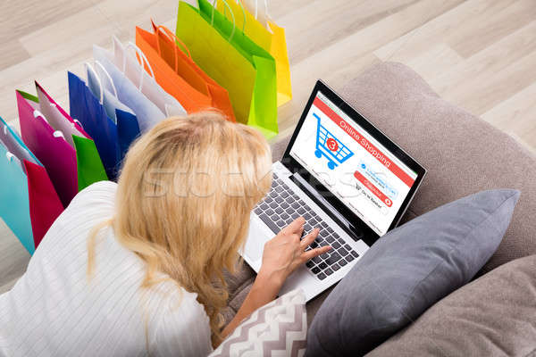 Stockfoto: Vrouw · winkelen · online · met · behulp · van · laptop · kleurrijk