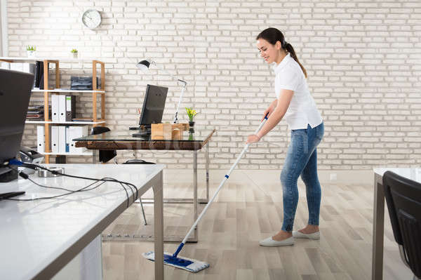 Foto stock: Mulher · jovem · limpeza · piso · feliz · moderno · escritório