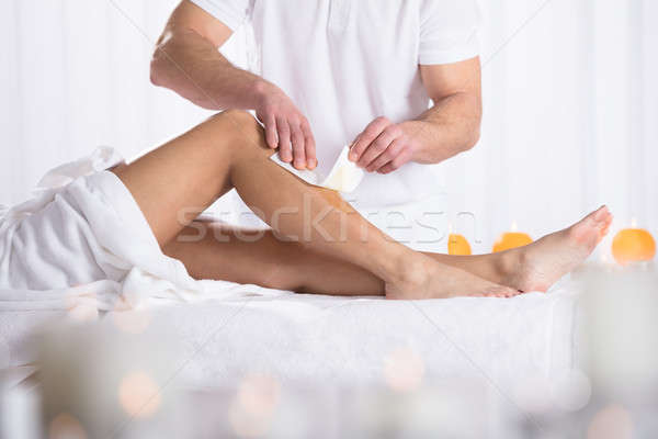 [[stock_photo]]: Femme · épilation · à · la · cire · salon · de · beauté · thérapeute · jambe · cire