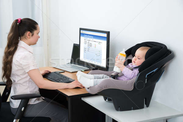 [[stock_photo]]: Femme · ligne · bancaires · ordinateur · bébé