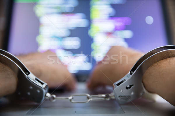 Stockfoto: Persoon · handboeien · met · behulp · van · laptop · hand