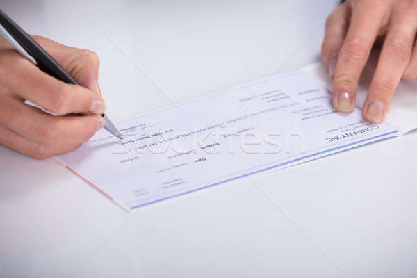 [[stock_photo]]: Personnes · main · signature · chèque · bureau