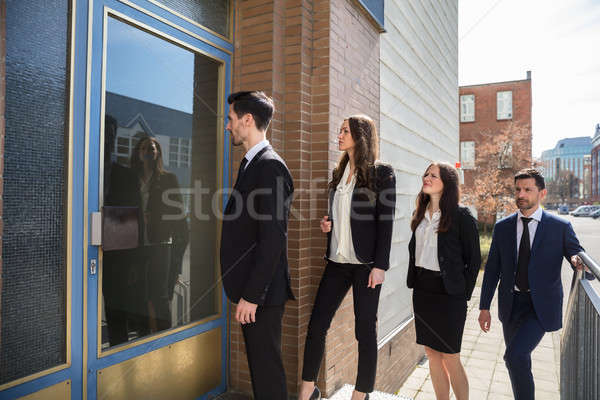 în picioare exterior cladire de birouri grup tineri Imagine de stoc © AndreyPopov