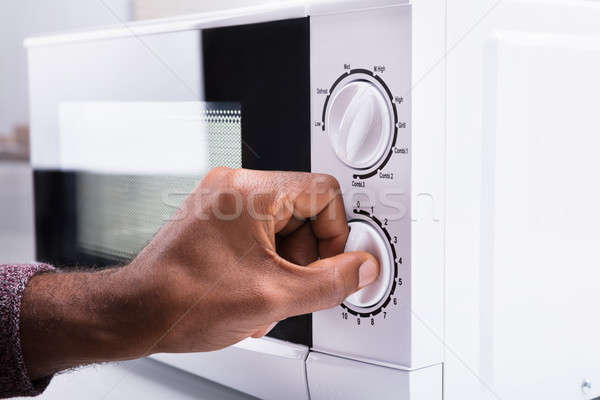 Mann Temperatur Mikrowelle Ofen Hand Stock foto © AndreyPopov