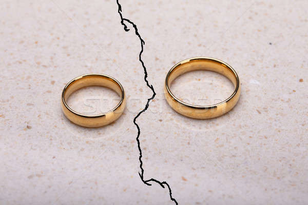 Twee trouwringen gebarsten oppervlak paar ring Stockfoto © AndreyPopov