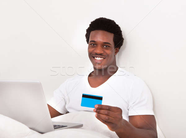 Hombre usando la computadora portátil compras en línea jóvenes África Foto stock © AndreyPopov