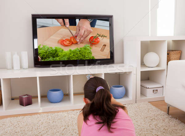 女性 背面図 若い女性 を見て テレビ ストックフォト © AndreyPopov