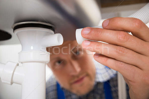 Vízvezetékszerelő kapcsolódik cső mosdókagyló közelkép férfi Stock fotó © AndreyPopov