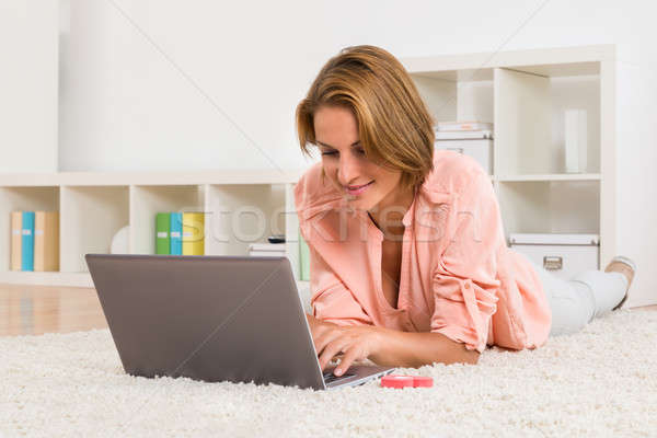 Mulher on-line namoro laptop jovem feliz Foto stock © AndreyPopov