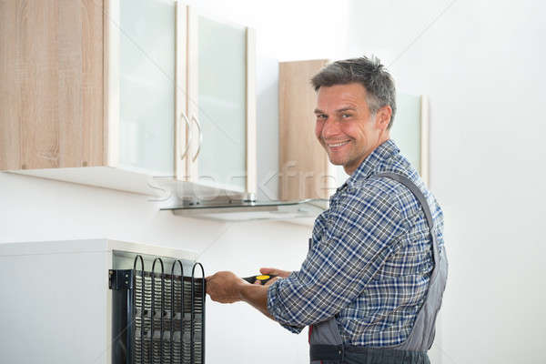 Glücklich Handwerker Kühlschrank home Porträt Stock foto © AndreyPopov
